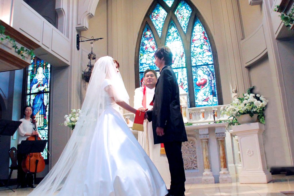 ふたりらしい 挙式スタイルの選び方 福山市のチャペル結婚式場 南蔵王 聖ペトロ教会