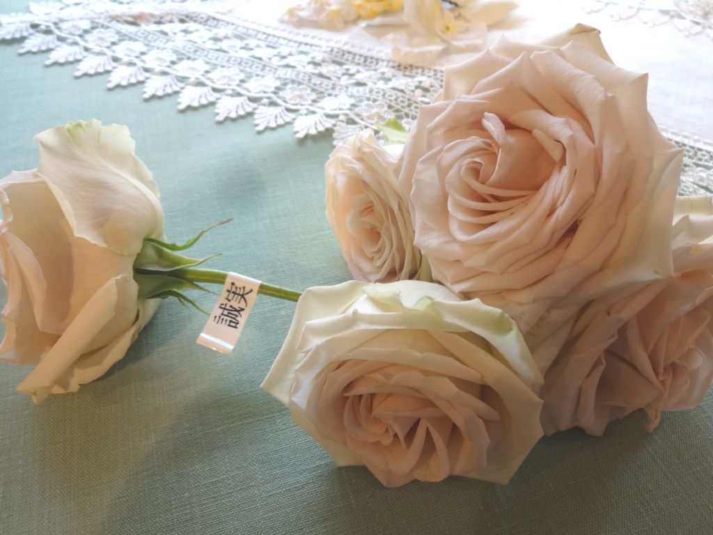12本の薔薇 両家を結ぶダーズンローズセレモニー 福山市のチャペル結婚式場 南蔵王 聖ペトロ教会