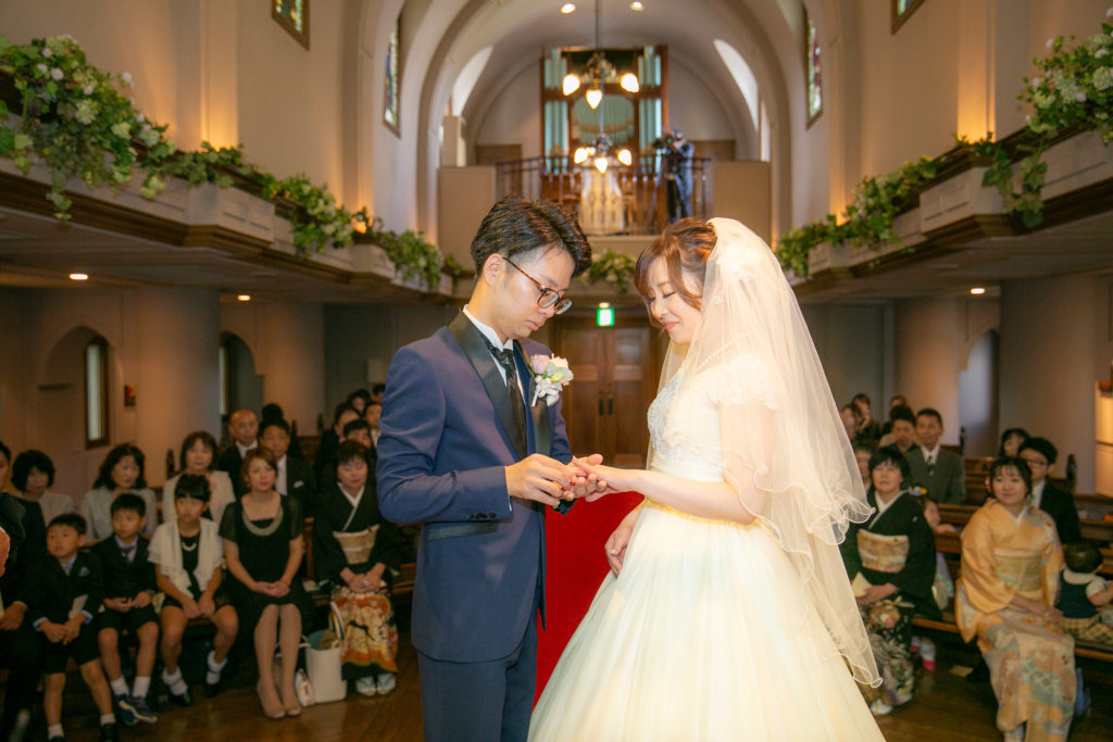 指輪の交換 永遠の約束のしるし 福山市のチャペル結婚式場 南蔵王 聖ペトロ教会