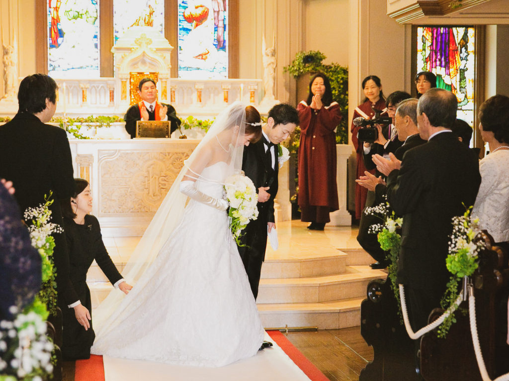 感動の一日に 挙式の退場シーンにできること 福山市のチャペル結婚式場 南蔵王 聖ペトロ教会