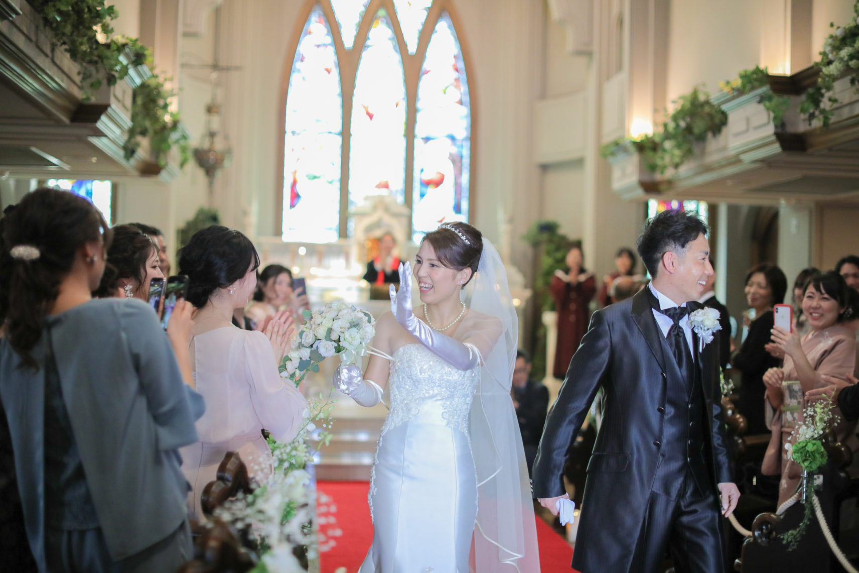 感動の一日に 挙式の退場シーンにできること 福山市のチャペル結婚式場 南蔵王 聖ペトロ教会